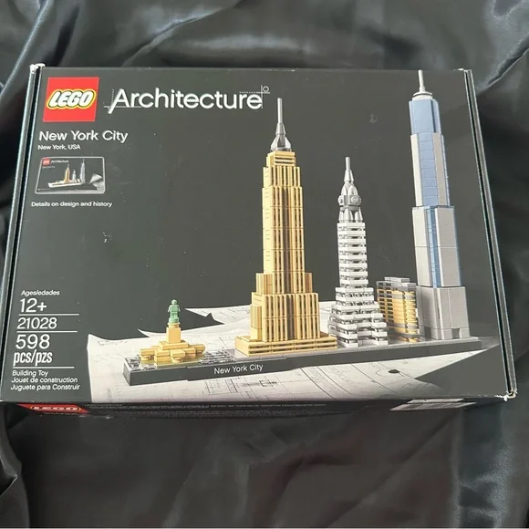 Lego Architecture New York City Set - Black, Gold, Silver, Blue, Green - Picture 5 of 13